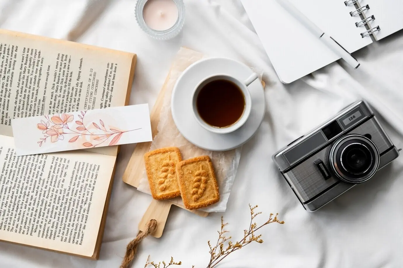 Draufsicht auf die Anordnung von Lesezeichen und Buch