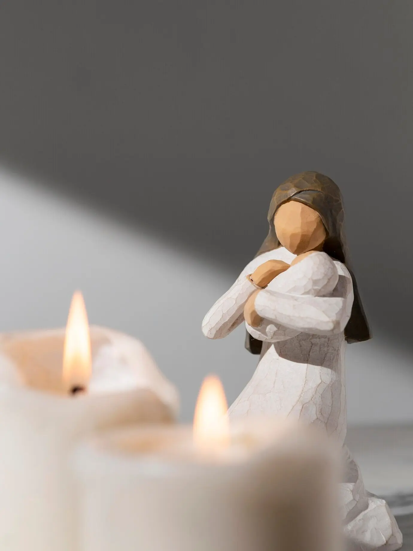 Weibliche Figurine mit Baby und Kerzen zum Dreikönigstag